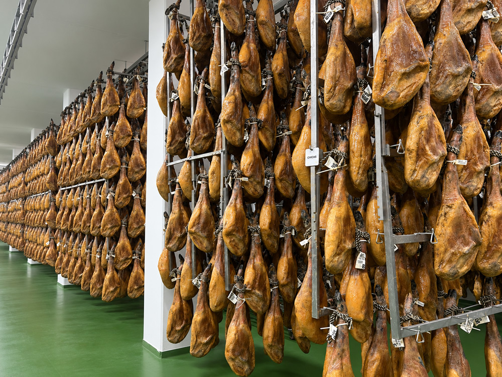 Jambon ibérique dans les séchoirs