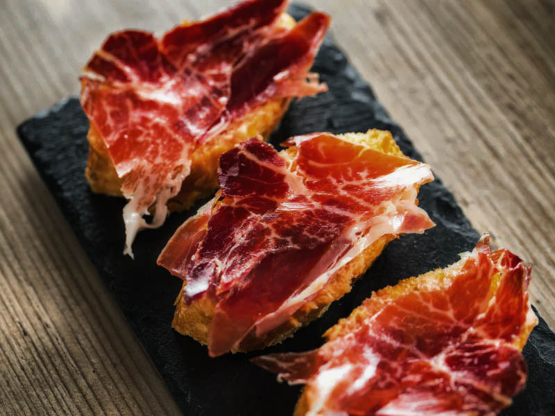 jamón sobre rebanada de pan