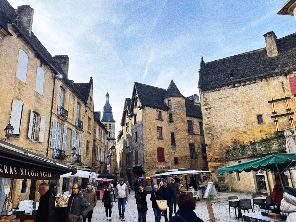 Rue de la Liberté in Sarlat on a winter market day