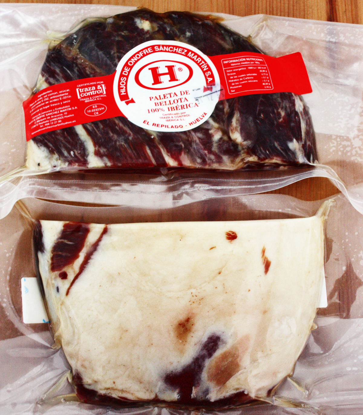 paleta ibérica partida en dos y deshuesadas