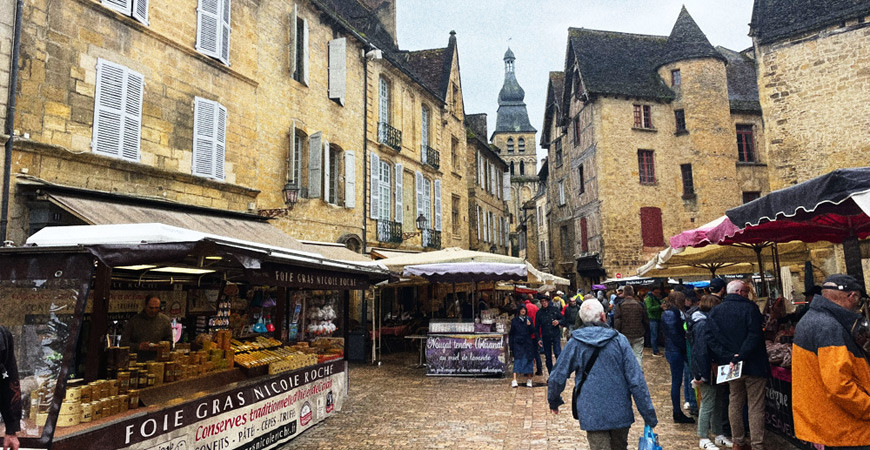 Sarlat market: preserves, cheeses and truffles in the heart of the Périgord Noir