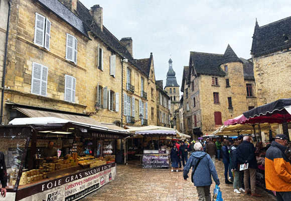 Sarlat market: preserves, cheeses and truffles in the heart of the Périgord Noir TAPAS shop